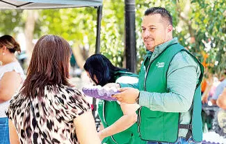 El alcalde Javier Flores encabeza las actividades en que se acercan diversos productos y servicios a los habitantes