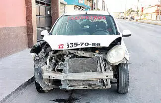 Severos daños materiales quedaron en un vehículo de alquiler de la base Taxímetros, que protagonizó un potente choque.