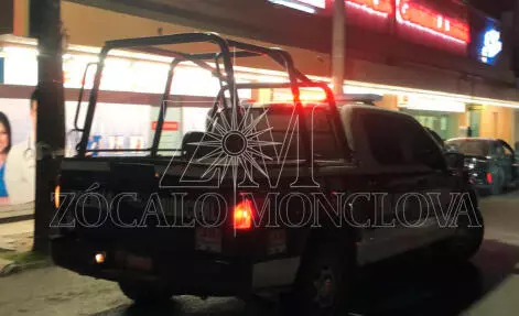 Elementos de Seguridad Pública acudieron a la Farmacia Guadalajara, ubicada sobre el bulevar Benito Juárez, en el cruce con las calles Azteca y Nápoles, tras recibir el reporte.