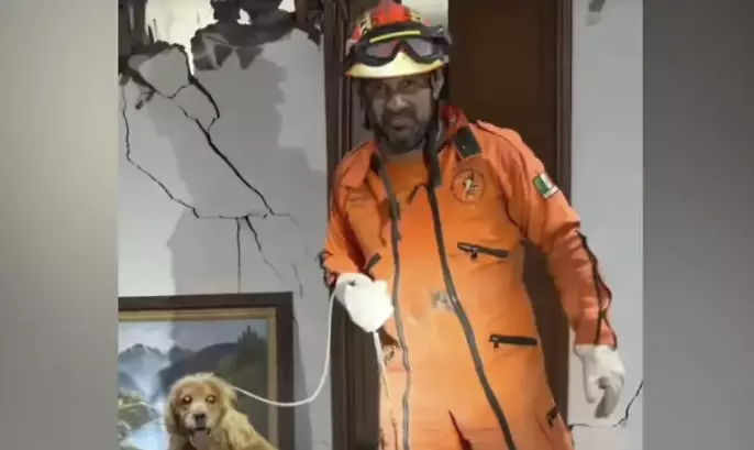 El rescatista Cristian Ivan Kuperbank fue el elemento que con ayuda de sus compañeros, puso a salvo a un perrito que llevaba al menos 3 días entre l