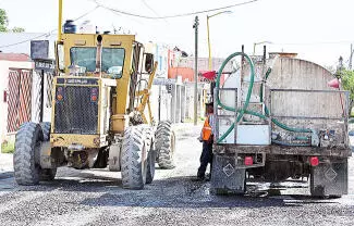 La Alcaldesa supervisó el recarpeteo total en la calle Caoba para miles de vecinos y se dio mantenimiento a las tomas de agua domiciliarias.