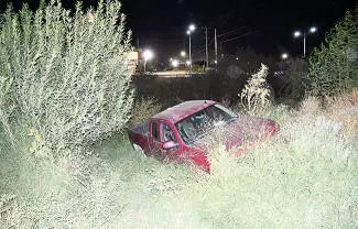 Una familia terminó con diversos golpes, luego de que la camioneta en la que viajaba salió del camino y acabó en el fondo de un arroyo.