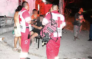 Una joven de 18 años terminó inconsciente en el fondo de un arroyo de aproximadamente cinco metros de profundidad.