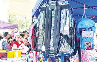 Con el inicio de la temporada de regreso a clases, las mochilas transparentes han comenzado a incorporarse a la oferta de algunos comercios.