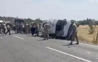 Los pasajeros estaban en tránsito hacia una ceremonia de esponsales, cuando el conductor del vehículo perdió el control