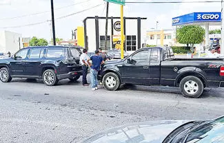 Iban a bordo de una camioneta Jeep tipo Grand Wagoneer con placas del estado de Texas