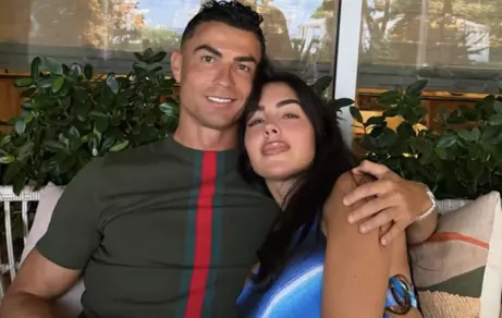 La influencer y el futbolista se casaron en la sala de estar de su nueva casa en Portugal.