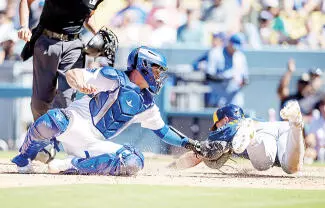 Logan Henderson permitió una carrera en siete entradas, Jake Bauers conectó cuatro hits y remolcó dos carreras, y los Cerveceros de Milwaukee vencieron el domingo 6-2 a los Dodgers de Los Ángeles