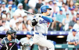 Shohei Ohtani conectó dos jonrones para reactivar una ofensiva de los Dodgers que atravesaba un bache, Blake Snell ponchó a cinco bateadores en seis entradas y Los Ángeles venció anoche a los Colorado Rockies por 11-5. 
