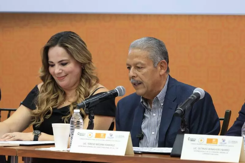 Durante su visita a Saltillo para presentar el nuevo diplomado en Gestión Estratégica de Relaciones Laborales de la Universidad de la CTM, el líder sindical de origen lagunero, dijo que el problema que padecen en Monclova con AHMSA es un tema muy importante para Coahuila