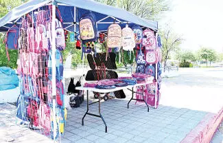 Comerciantes ofrecen baratas las mochilas para el regreso a clases