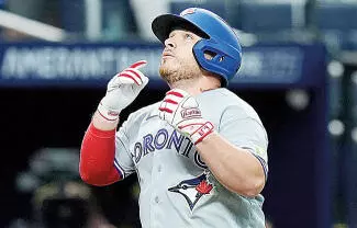 Kazuma Okamoto rompió el récord de vuelacercas de un novato de Toronto con su 25to, Josh Smith y Alejandro Kirk también conectaron jonrones y los Azulejos vencieron el martes 10-5 a los Rays de Tampa Bay