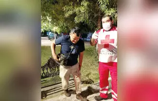 Al menos tres individuos utilizaron la fuerza para tratar de quitarle su teléfono celular, cartera y una mochila