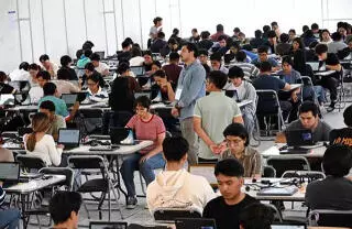 Los jóvenes sostienen que cumplían con los criterios fijados por la Universidad; Lomelí afirma que, si hubo un error institucional, se les restitui