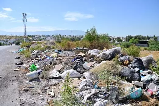 Un lote baldío está convertido en basurero de la zona urbana por la irresponsabilidad de la gente que tira sus desechos en el terreno.
