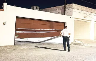 Un fuerte estruendo en un domicilio alarmó a vecinos de la colonia Jardines del Valle durante la madrugada del jueves.