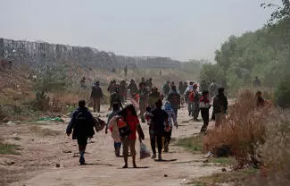 La estrategia buscaría enviar a algunos migrantes mexicanos más lejos de la frontera entre Estados Unidos y México