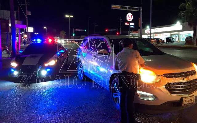 El accidente ocurrió en los carriles con dirección al norte, justo en el cruce con la calle Matamoros, hasta donde se trasladaron agentes de Control de Accidentes para tomar conocimiento de los hechos.