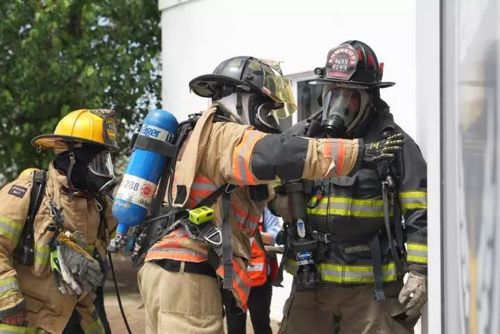 En simulacro de incendio de casa habitación en la colonia del sector Oriente, los elementos de Bomberos de Monclova mostraron a Zócalo de Monclova cómo realizan su trabajo en un día.