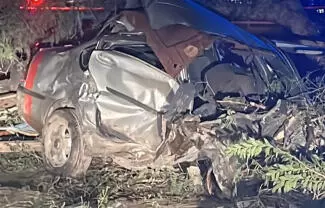 Un choque entre un auto y un tráiler dejó dos muertos en Galeana; familiares de las víctimas encararon a rescatistas y se llevaron los cuerpos