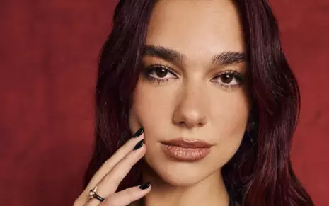 Dua Lipa reveló que un día un profesor dudó de su voz durante una prueba escolar frente a todo su colegio.