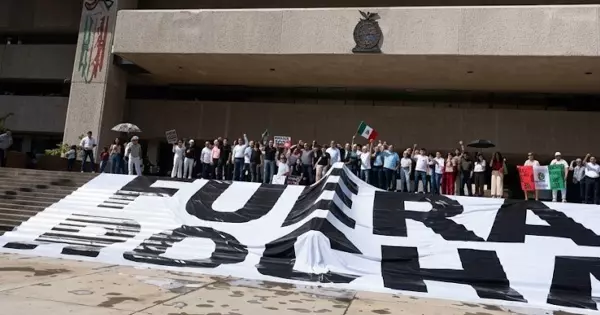 La crisis de gobernabilidad en Sinaloa elevó la presión política en la explanada del Palacio de Gobierno. 