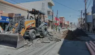 La obra pública de reposición de tubería de drenaje inició este día, por lo que se recomienda a los automovilistas asiduos a la zona Centro buscar vías alternas a la calle Hidalgo para evitar congestionamientos viales.
