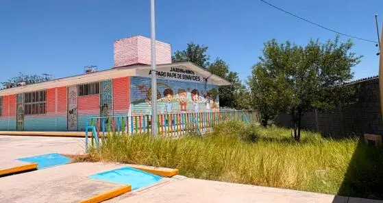 Sara Ramos, vecina del sector, comentó que el plantel educativo se encuentra en muy malas condiciones, ya que alrededor de este se acumula una gran c