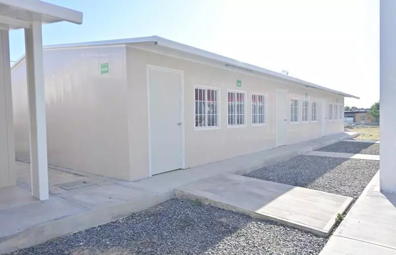 Para esta primera etapa se destinarán alrededor de 20 millones de pesos en mobiliario que son pizarrones, escritorios, alacenas y demás materiales de uso escolar para planteles de 38 municipios, en beneficio tanto de alumnos como de maestros.