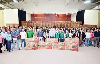 El alcalde Carlos Villarreal encabezó la entrega de más de 200 minisplits a planteles de educación básica de Monclova.