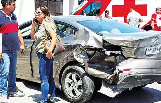 Encolerizada esposa da alcance al hombre, lo choca y arrastra el auto en el que viajaba con otra mujer y le gritaba “Ojalá te hubieras muerto”