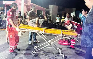 Una adulta mayor tuvo que ser llevada a un hospital durante la madrugada, luego de resultar lesionada al ser arrollada por una motocicleta.