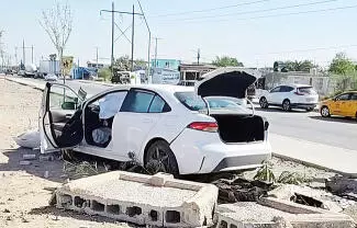 Pérdida total de un automóvil fue el resultado de un choque contra objeto fijo y quitar el derecho de vía.