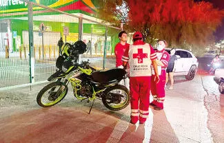 Al invadir el carril de circulación, un conductor de una camioneta terminó provocando la caída de un motociclista.