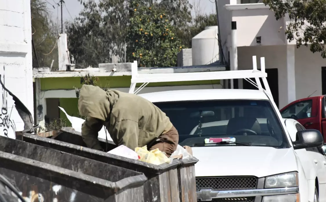 El servicio de recolección de basura en Monclova hace bien su trabajo; son los pepenadores quienes tiran la basura fuera de los tambos o contenedores, por lo que su forma de vida debe ser regulada, manifestó Diana Salazar.