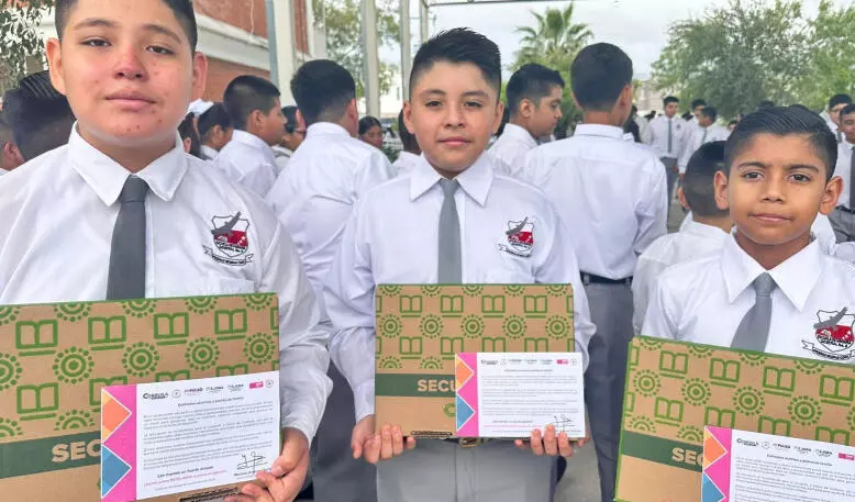 La entrega de tenis y uniformes en comunidades rurales, así como los paquetes escolares y libros en los tres niveles, arrancó hace aproximadamente 15 días.
