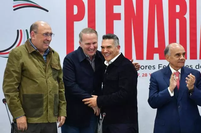 El diputado federal Theodoros Kalionchiz se sumó al Partido Revolucionario Institucional, tras abandonar las filas de Acción Nacional.