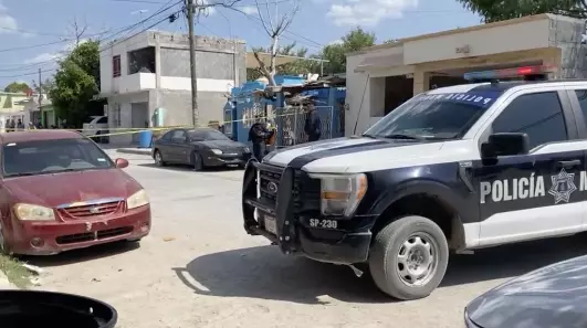 De acuerdo con los primeros reportes, el joven habría sido encontrado suspendido al interior de la vivienda.