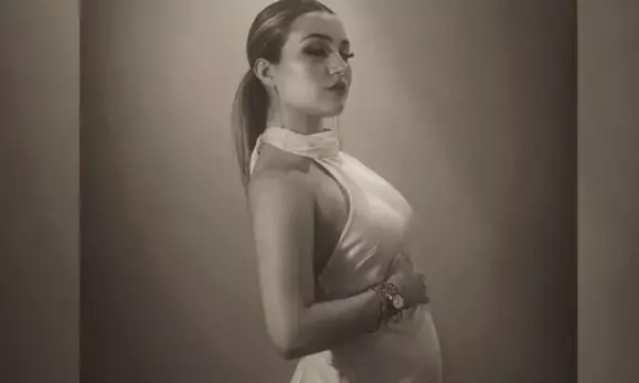 Tras semanas de especulaciones, la famosa creadora de contenido y cantante compartió públicamente el proceso en el que se encuentra en la espera de su primer bebé