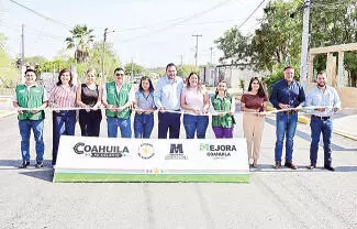 El alcalde Carlos Fernando Villarreal Pérez, encabezó el corte de listón y la entrega de una obra de pavimentación en la colonia 21 de Marzo