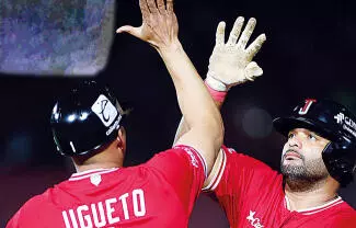 Adonis Medina y cinco lanzadores, respaldados por jonrones de Justin Turner y Franchy Cordero, lograron resistir cada uno de las amenazas de los Sultanes, para liderar a los Toros al triunfo