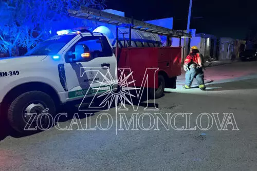 Encendió fuego en el patio de la casa. 