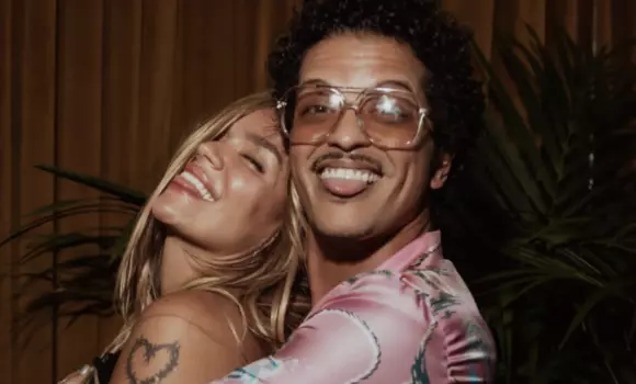 Karol G compartió una galería de fotos junto a Bruno Mars y sus seguidores no tardaron en reaccionar y especular sobre su relación.