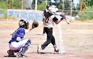 Tres entradas les bastaron para aplastar a Sultanes que lo ponen con un pie en la final
