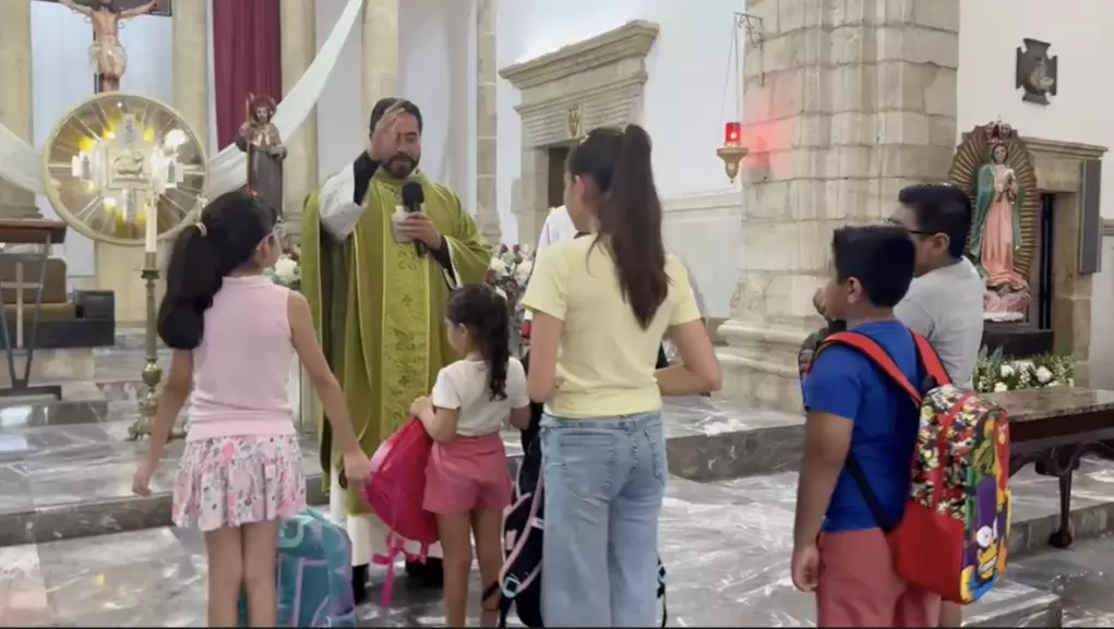 Decenas de niños  acudieron con sus mochilas y útiles para recibir la bendición previo al arranque de clases.