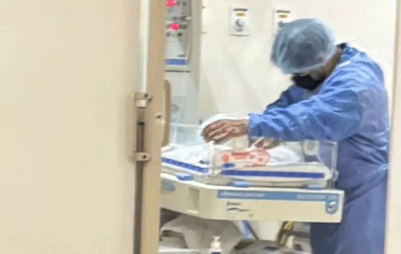 Fue diagnosticado con atresia esofágica tipo 3, una malformación congénita que requiere cirugía de urgencia para su corrección.