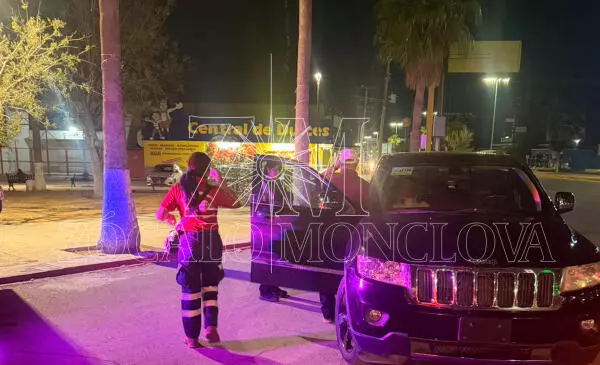 Socorristas del Grupo de Rescate y Urgencias Médicas acudieron al lugar para atender y valorar a la mujer.