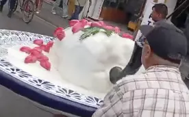 Por ahora, el enorme chile en nogada ya tiene un lugar entre las escenas más curiosas que han captado las cámaras en el Centro Histórico de Puebla. 