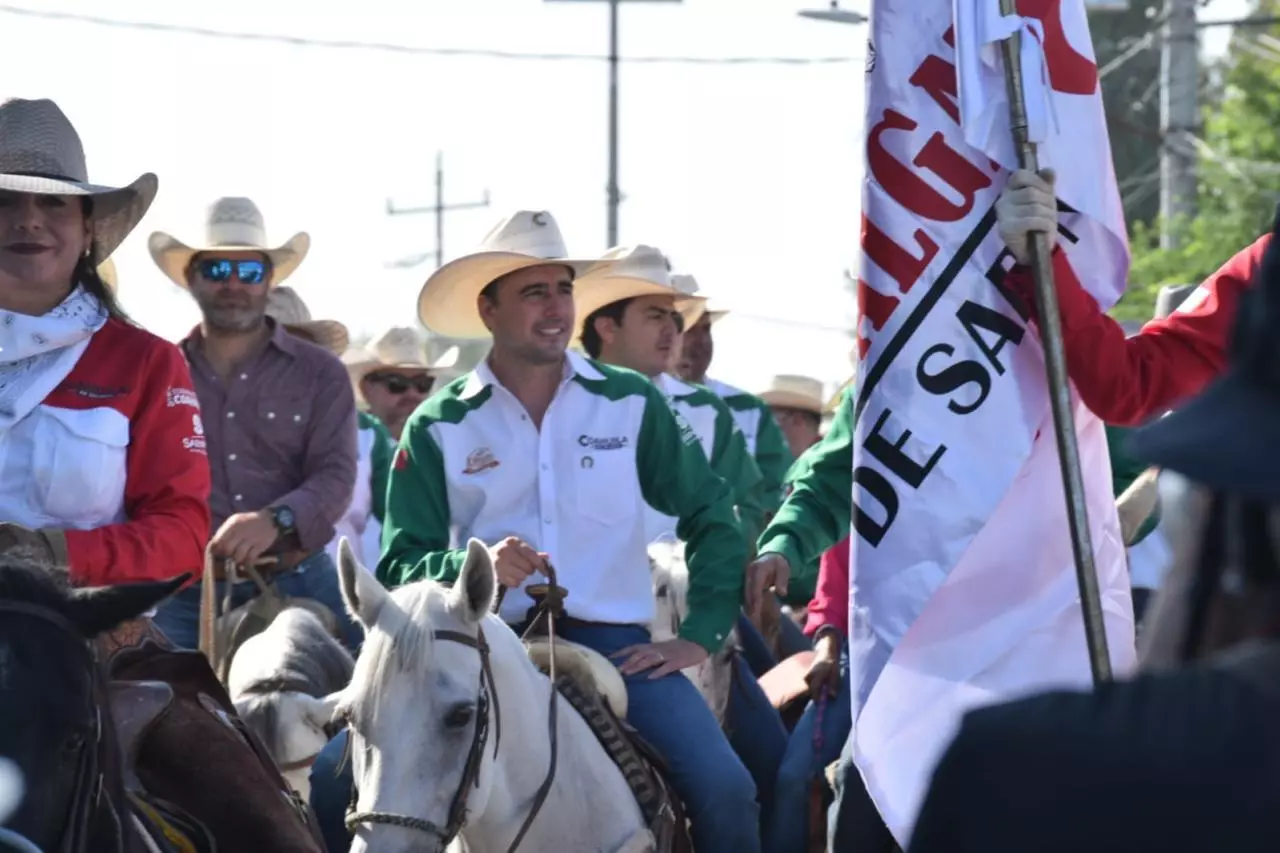 Al término de la cabalgata, el mandatario estatal resaltó que miles de personas y familias disfrutaron de una jornada de convivencia en paz, lo que 