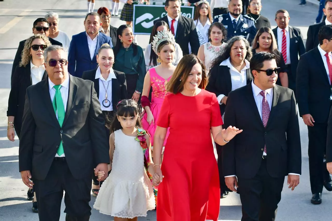  La alcaldesa Sari Pérez, el Cabildo, autoridades civiles, educativas y militares encabezaron el tradicional desfile cívico-patriótico en las calle